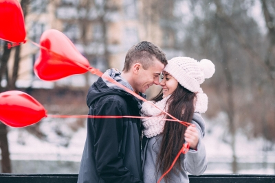 A couple dressed in winter attire as part of Orlando holiday date ideas near Rosen Plaza.